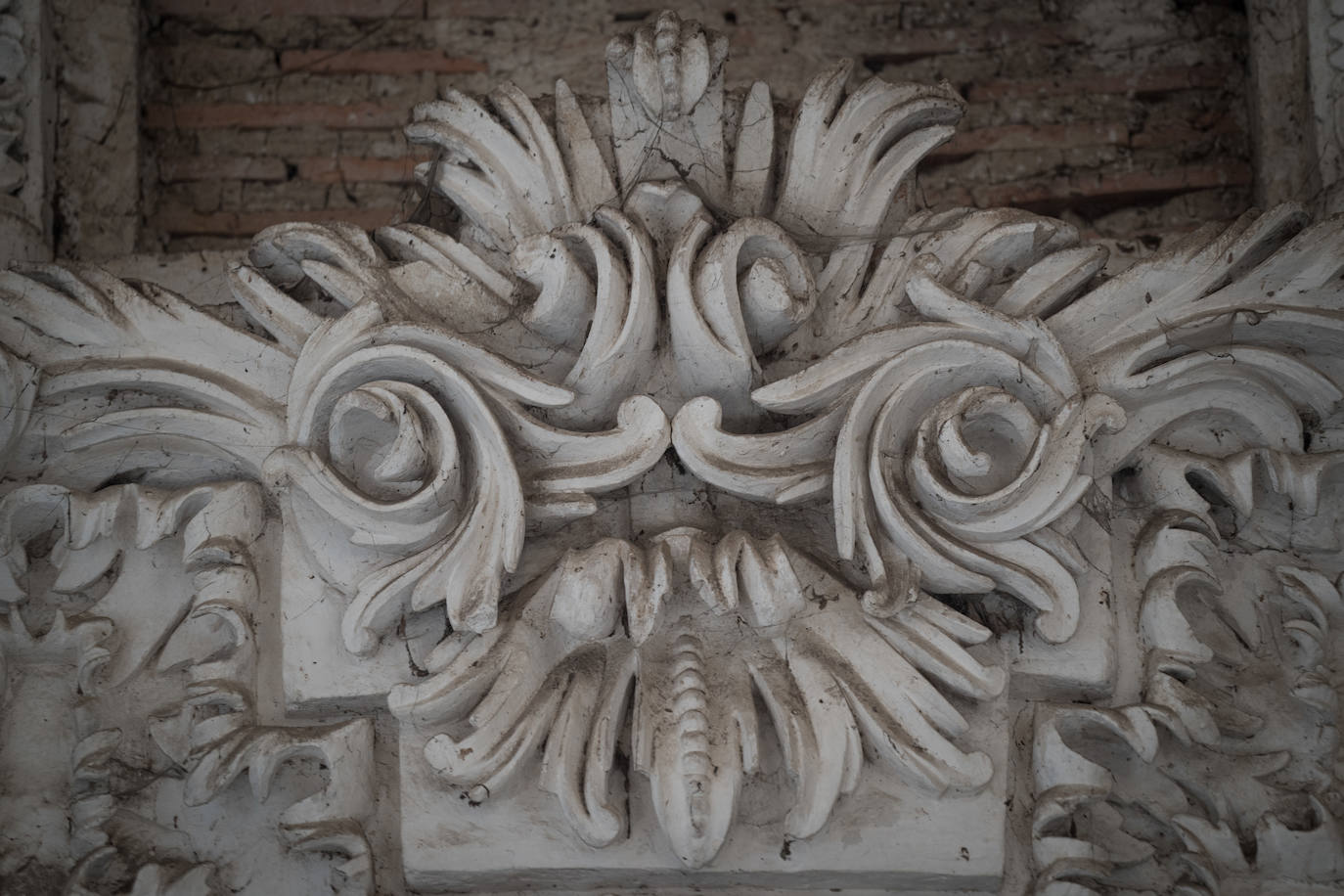 Fotos: Un garaje con cúpula, retablo y púlpito