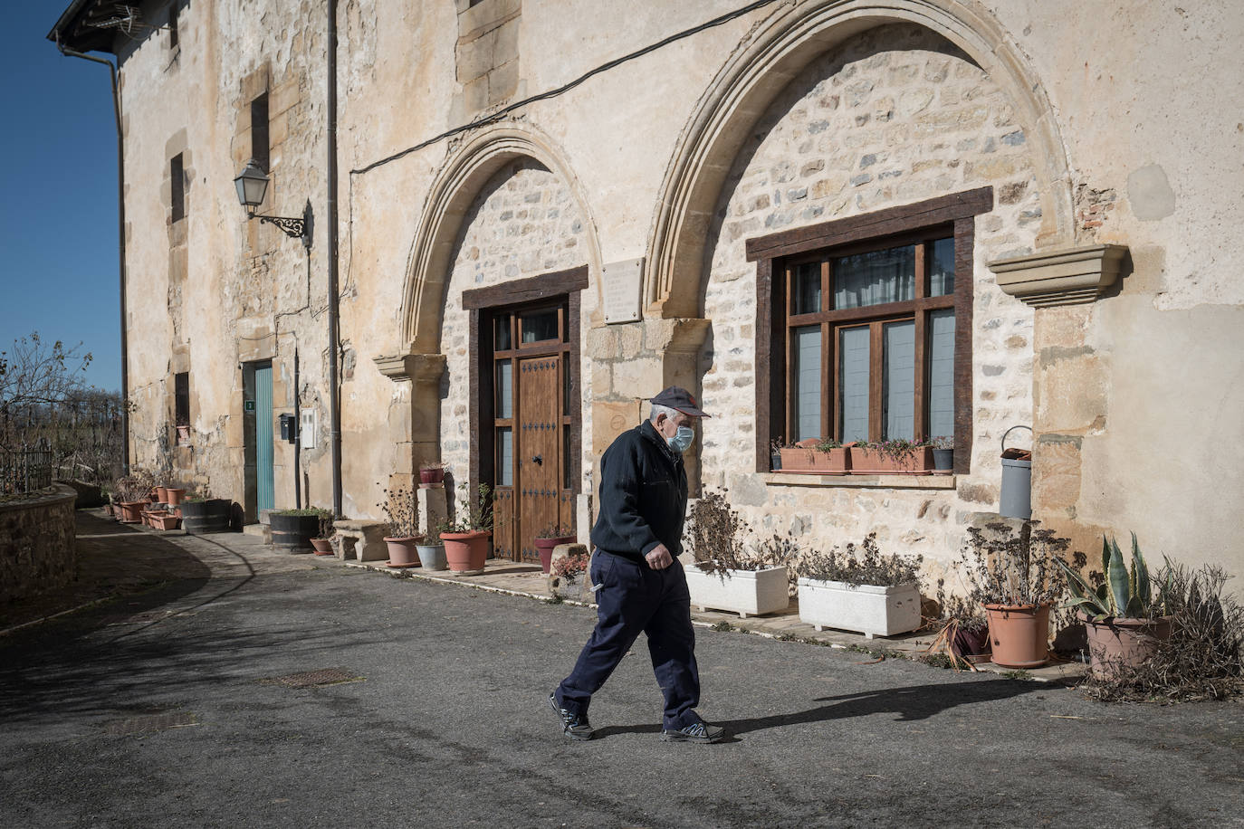 Fotos: Un garaje con cúpula, retablo y púlpito