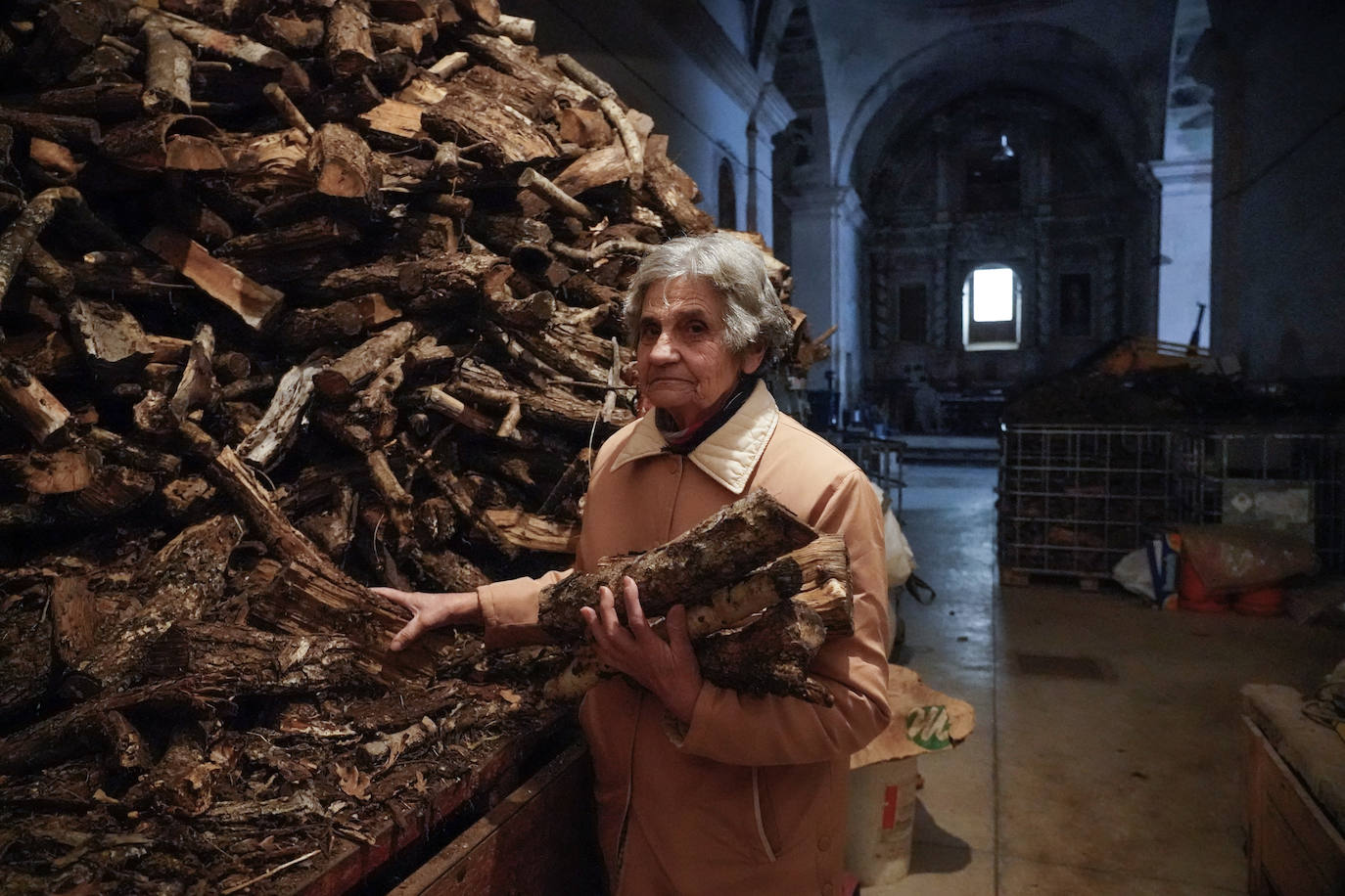 Fotos: Un garaje con cúpula, retablo y púlpito