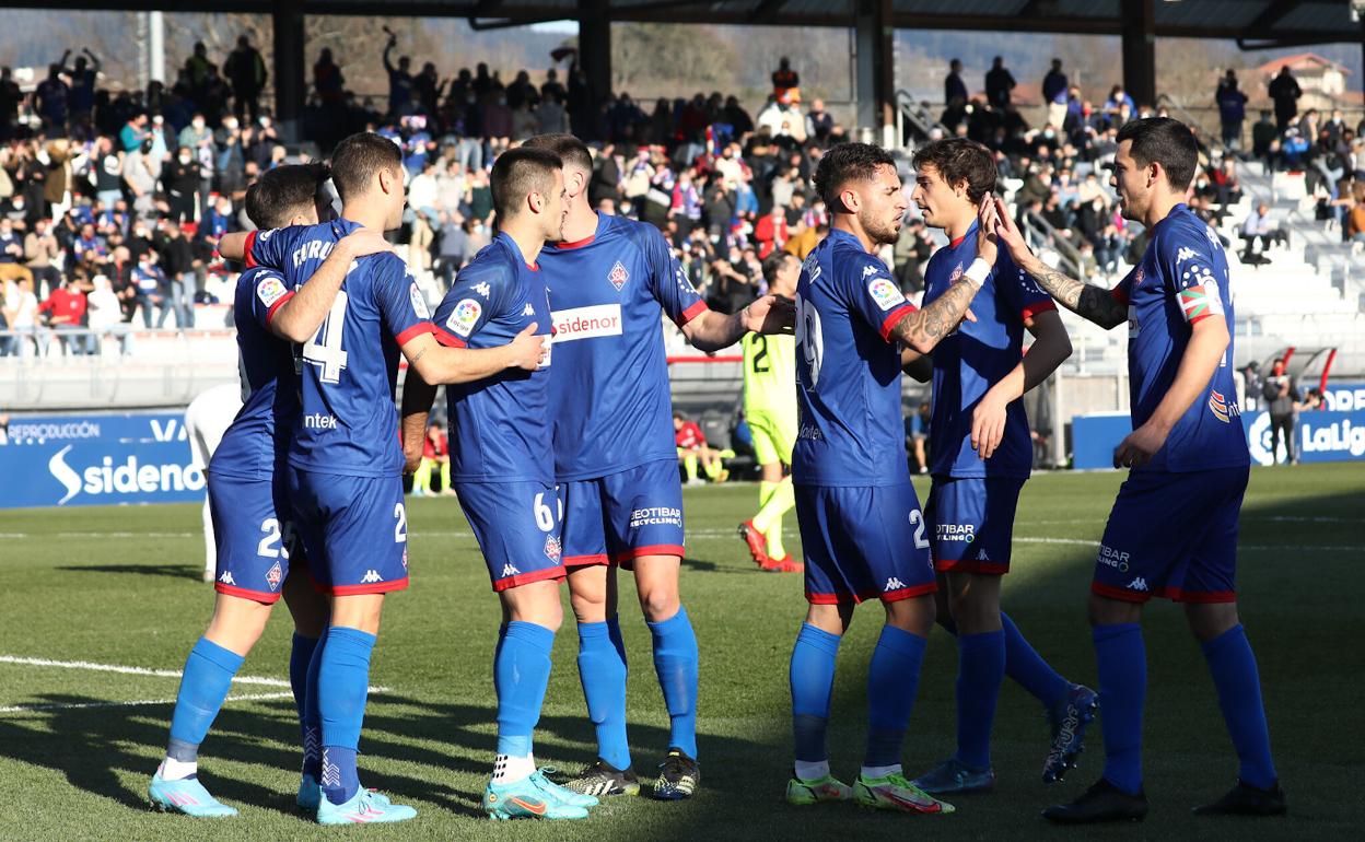 Los azules festejan un gol en Lezama. 