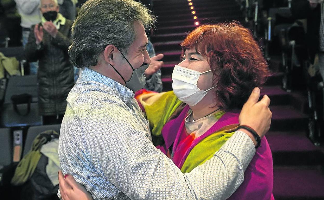 Eba Blanco es felicitada por su predecesor, Pello Urizar, tras ser elegida 