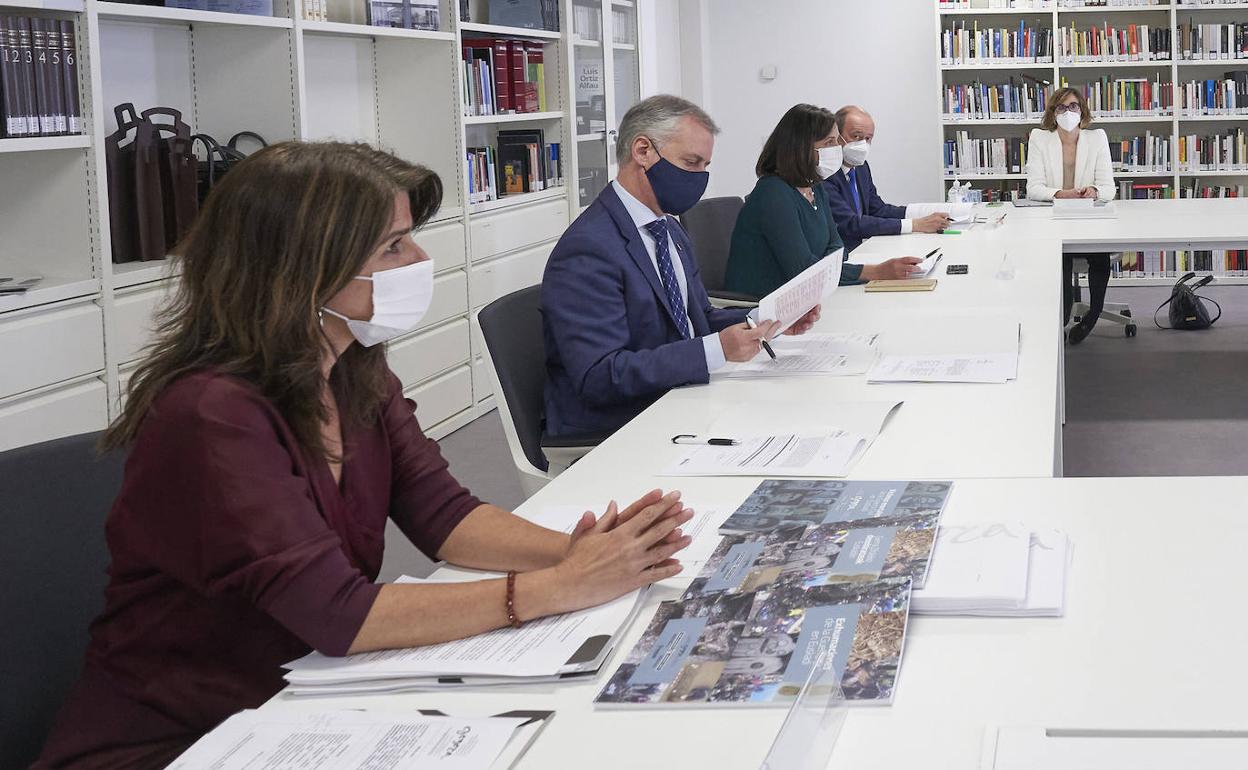 Urkullu y Artolazabal junto a la directora de Gogora, Aintzane Ezenarro, en una reunión de la dirección. 