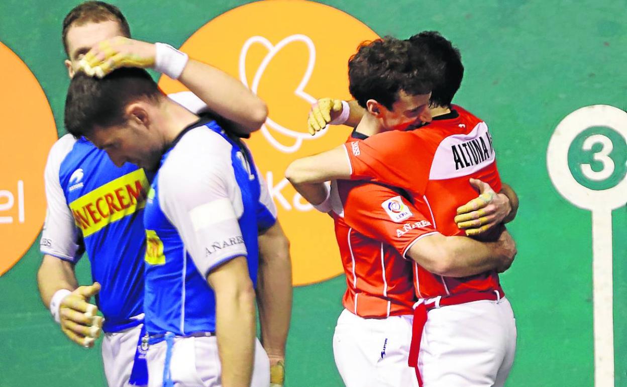 Altuna III y Martija celebran su clasificación directa a las semifinales del Parejas. 