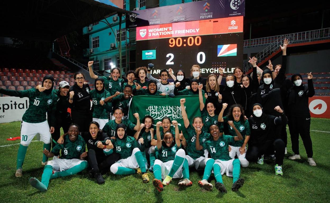 Jugadoras y cuerpo técnico celebrando el histórico partido. 