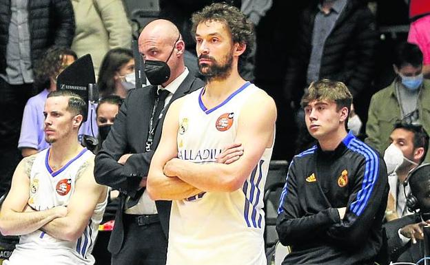 Sergio Llull presencia la entrega del trofeo de campeón.