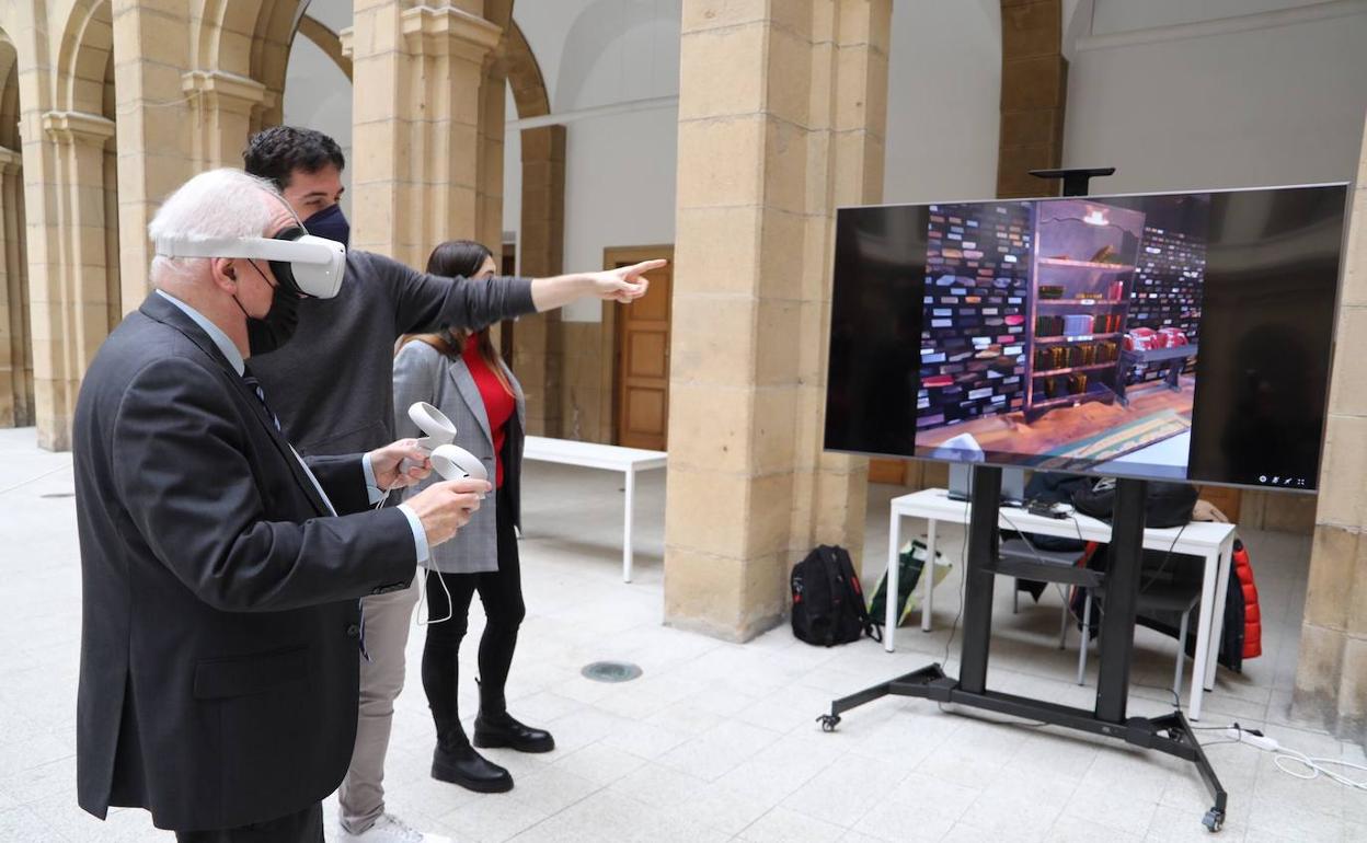 El rector José María Guibert se ha enfundado las gafas de realidad virtual para probar la experiencia.