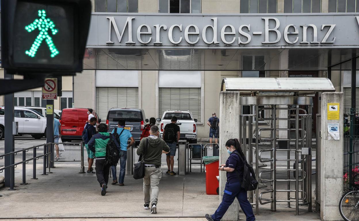 Trabajadores acceden a las instalaciones de Mercedes-Benz en la capital alavesa.