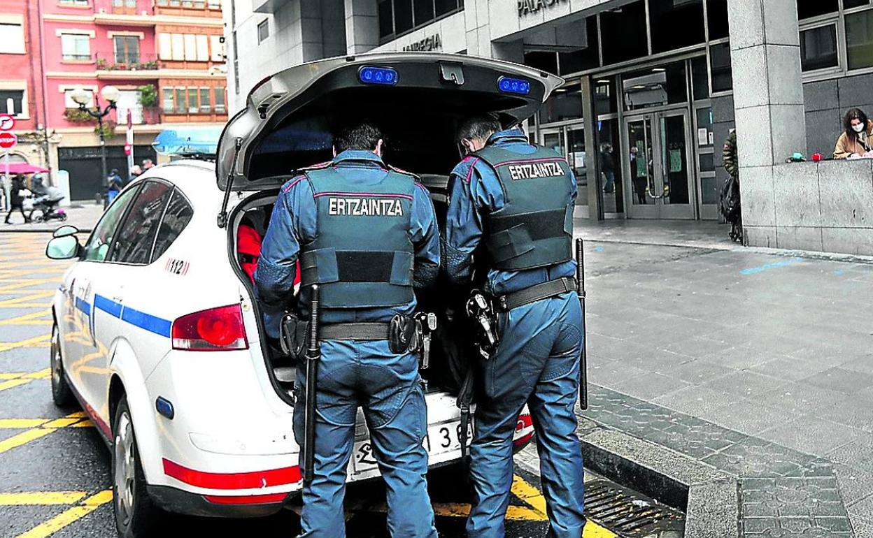 Ertzainas, ayer en los juzgados, donde se celebra el juicio por el crimen de Zabala.