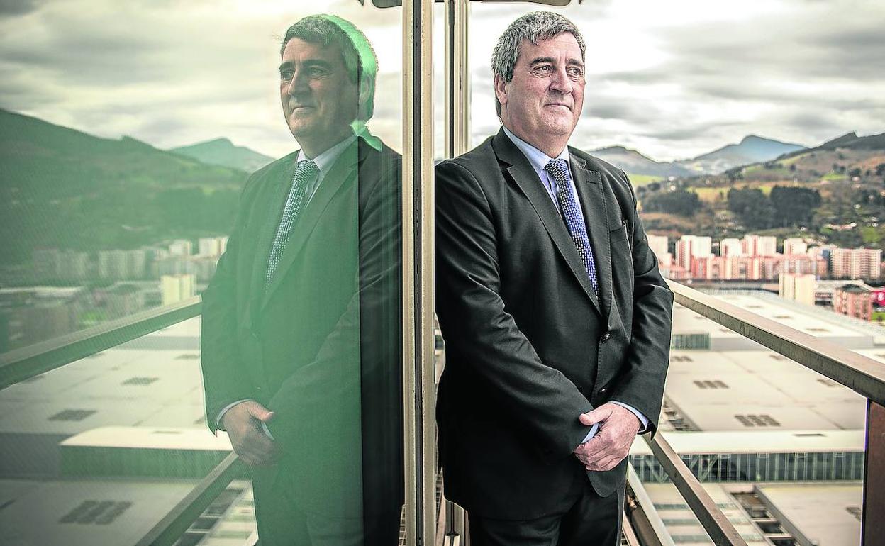 El director general del BEC, Xabier Basañez, en lo alto de la torre, desde donde se divisa el centro ferial y el Gran Bilbao. 