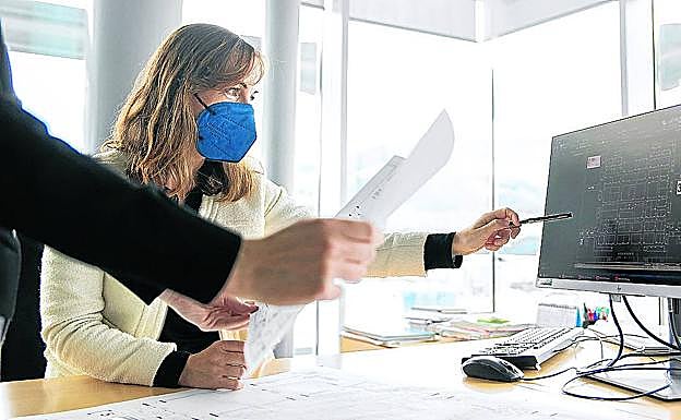 Thais Basañez comenta el plano de la próxima Bienal de Máquina Herramienta. 