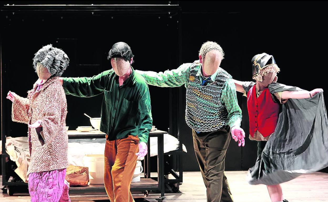 Los intérpretes trabajan «con el cuerpo, la acción y el respirar» para comunicarse con el público. 