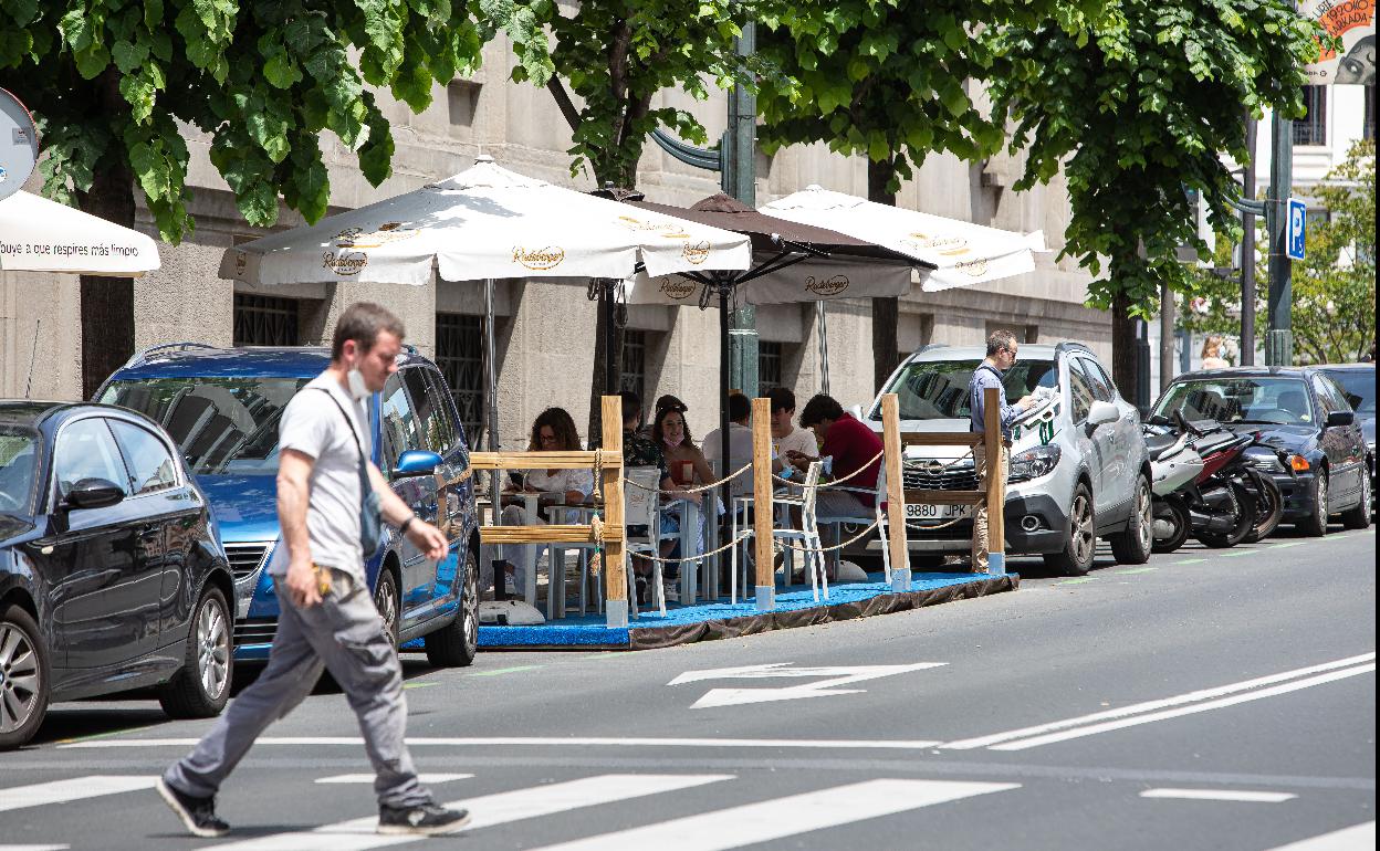 Aburto elude dar una fecha para retirar las terrazas de los aparcamientos, pero recuerda que es «temporal»