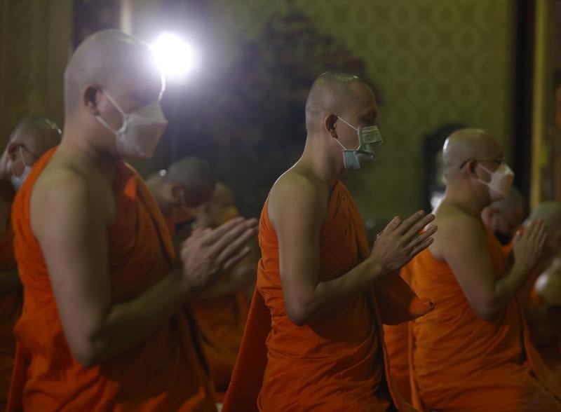 Fotos: Velas y teas en honor a Buda en el Makha Bucha