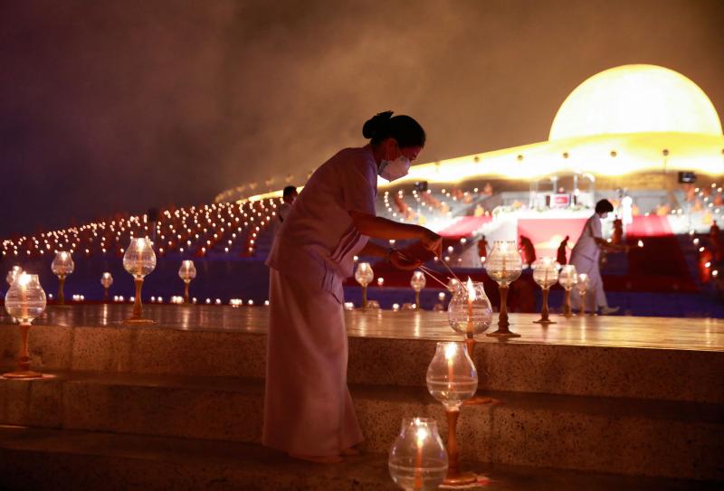 Fotos: Velas y teas en honor a Buda en el Makha Bucha