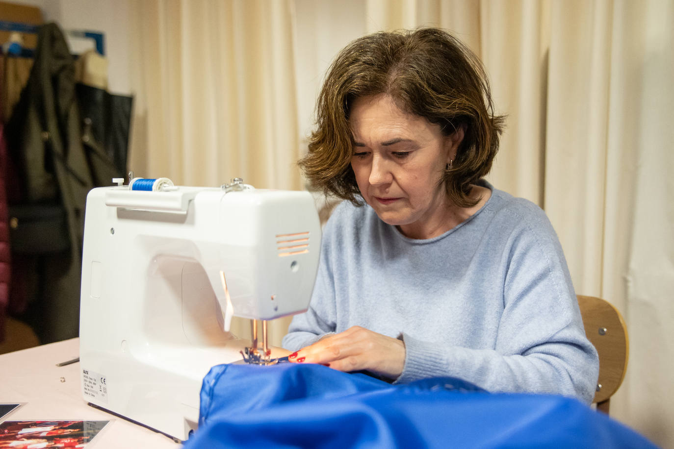 Fotos: Cuando las madres son las artistas: así crean el vestuario del musical de Salesianos de Deusto