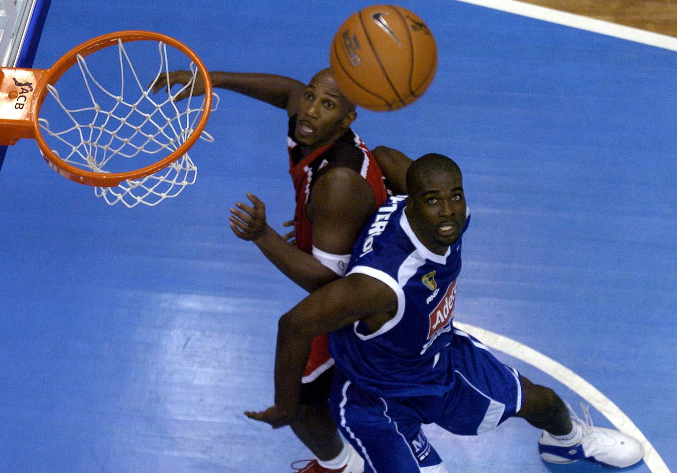 Richard Scott y Petterson durante un partido entre el Lagun Aro Bilbao Basket y el Adecco Estudiantes en 2004