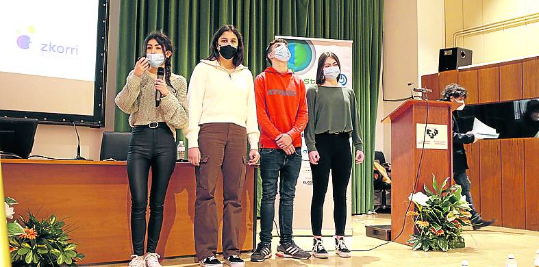 Los representates de Azkorri justo antes de iniciar su presentación. 