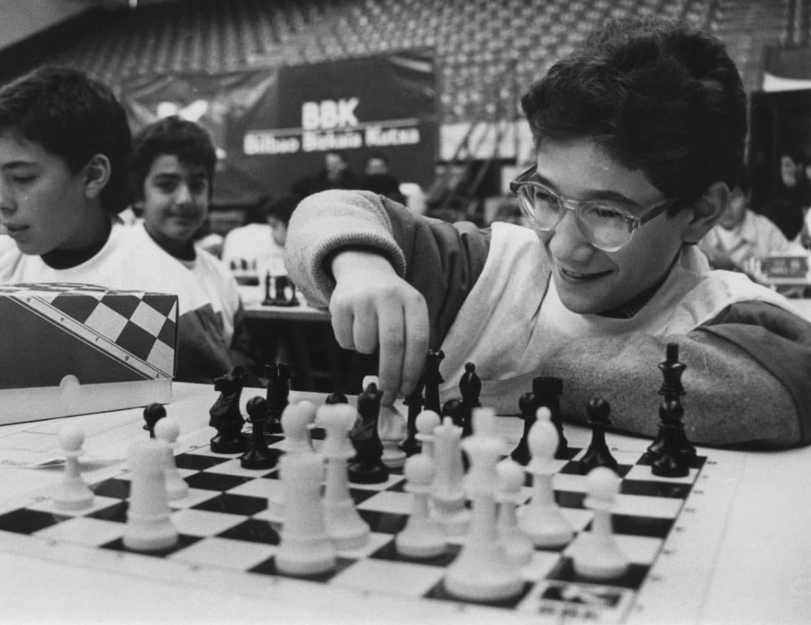Niños participan en partidas de ajedrez simultáneas en 1993