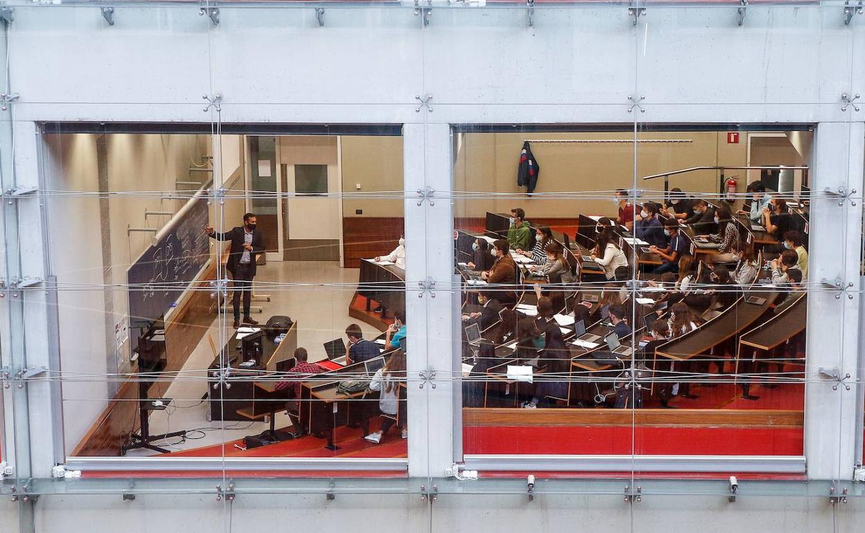 Un profesor da clase en la UPF de Barcelona.