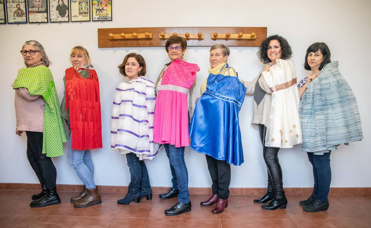 Las madres de alumnos y exalumnos del colegio Salesianos de Deusto hacen magia con el vestuario del musical.