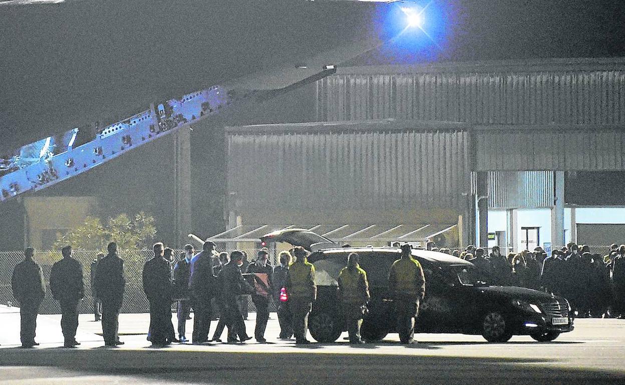 Momento en el que los cuerpos de los marineros fallecidos rescatados llegaban a Santiago de Compostela. 