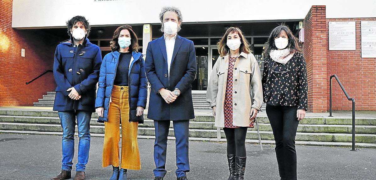 Los miembros del jurado de STARTInnova , Alfonso Gómez, Eider San Antonio, Jon Barrutia, Arantza Álvarez y Mila Gallastegi. 