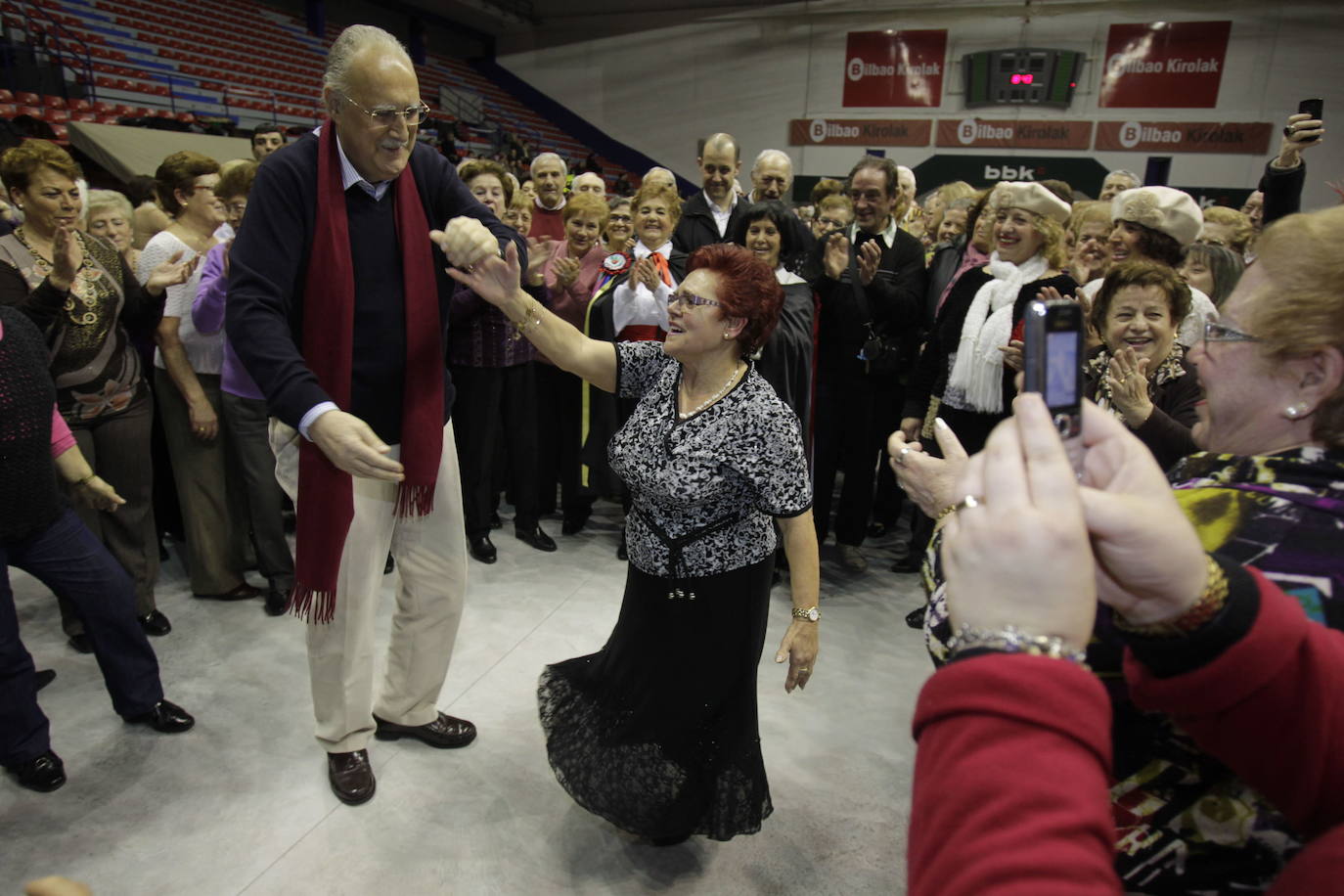 El alcalde Iñaki Azkuna, en la sesión especial de Carnaval de los bailables organizados en 2012
