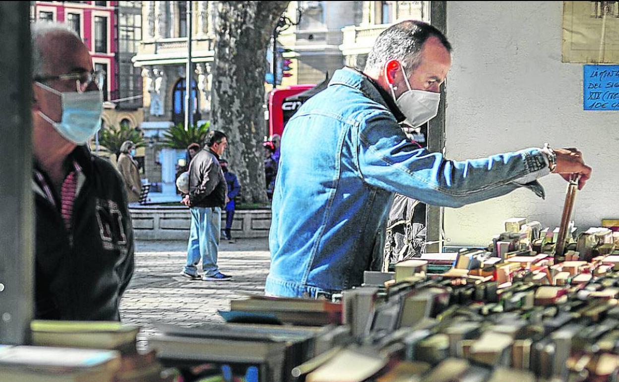 Lectores en la Feria del Libro Antiguo y de Ocasión de Bilbao. 