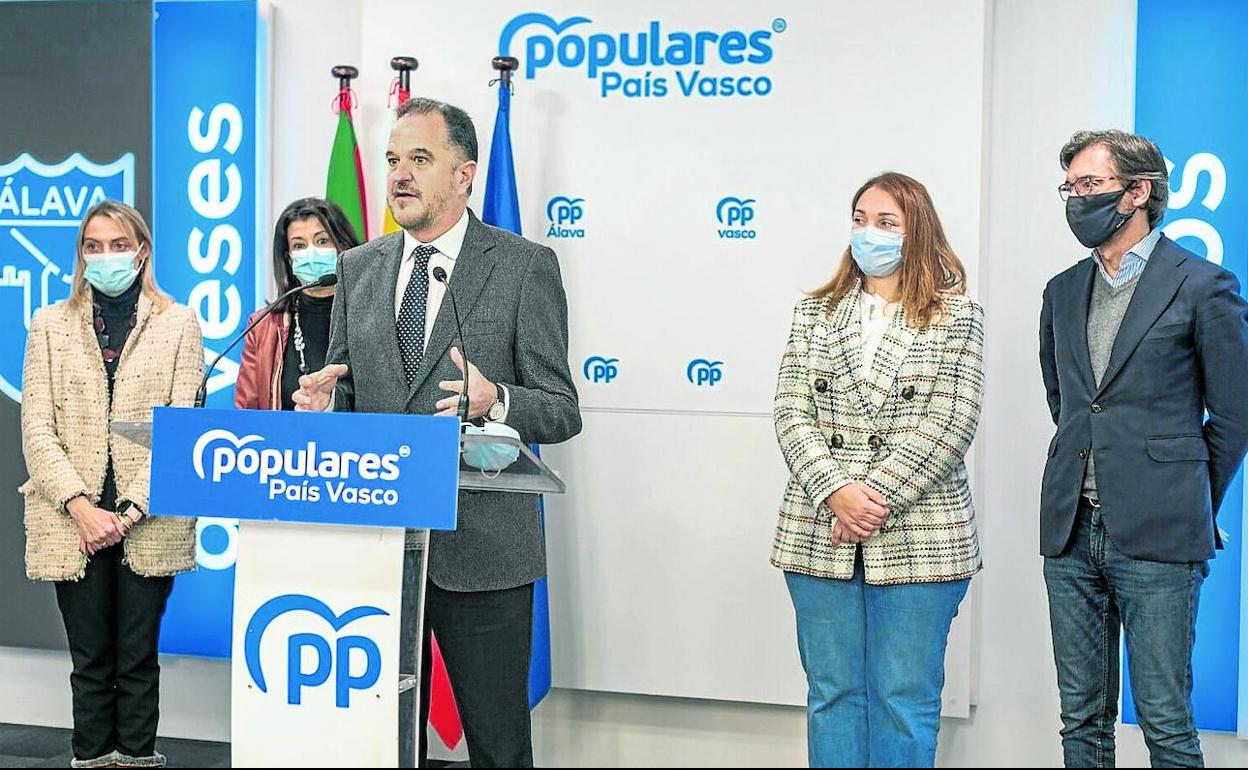 Iturgaiz junto a su secretaria general y los dirigentes provinciales, que conforman el núcleo duro del PP de Euskadi. 