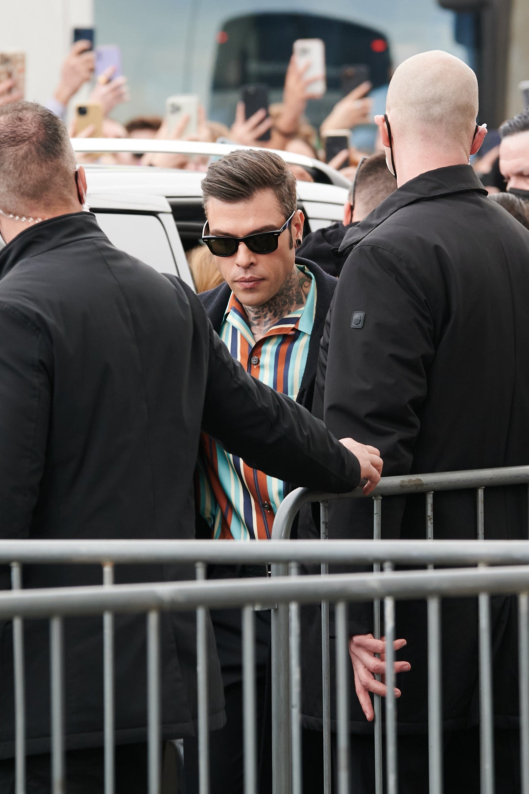 El cantante Fedez, a su llegada a la Milan Fashion Week.