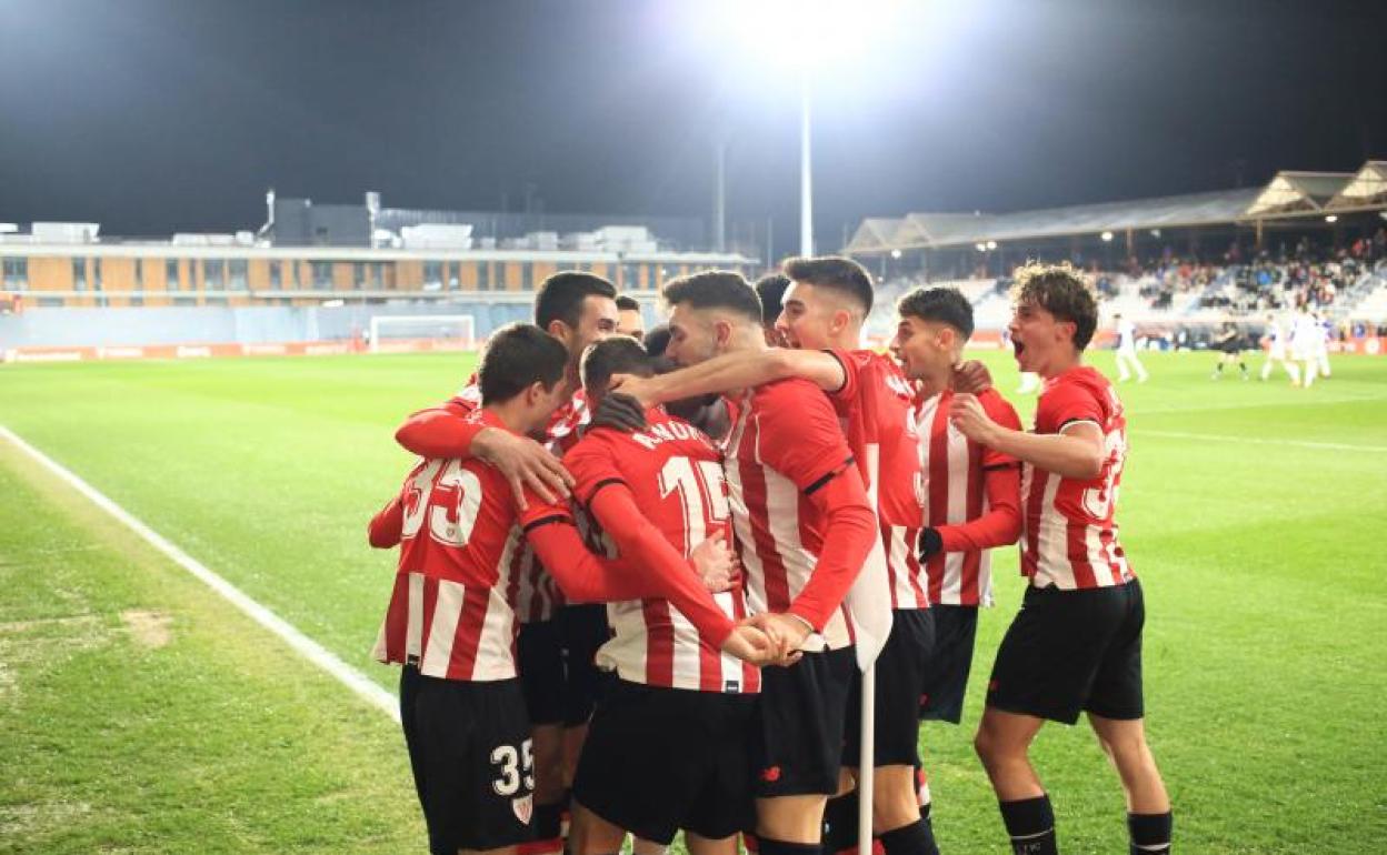 Los jugadores del Bilbao Athletic celebran uno de los goles conseguidos ante el Valladolid Promesas. 