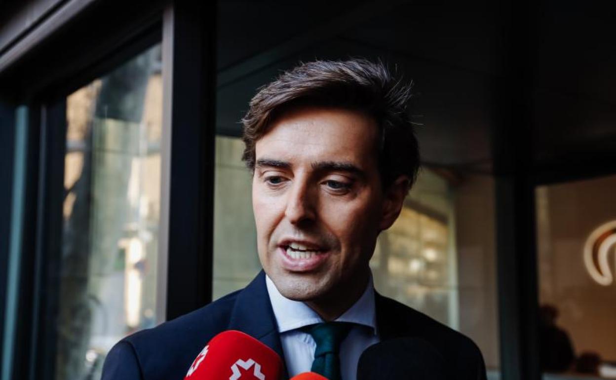 Pablo Montesinos atiende a los medios durante la crisis del PP. 