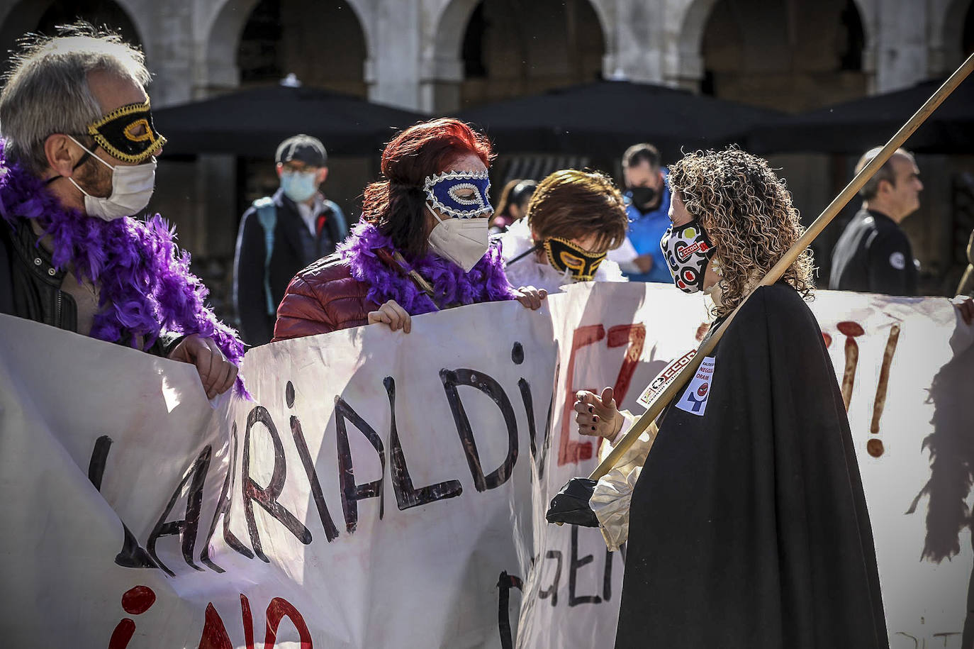 Fotos: Centenares de personas toman las calles de Vitoria para exigir más personal y mejoras estructurales en Osakidetza