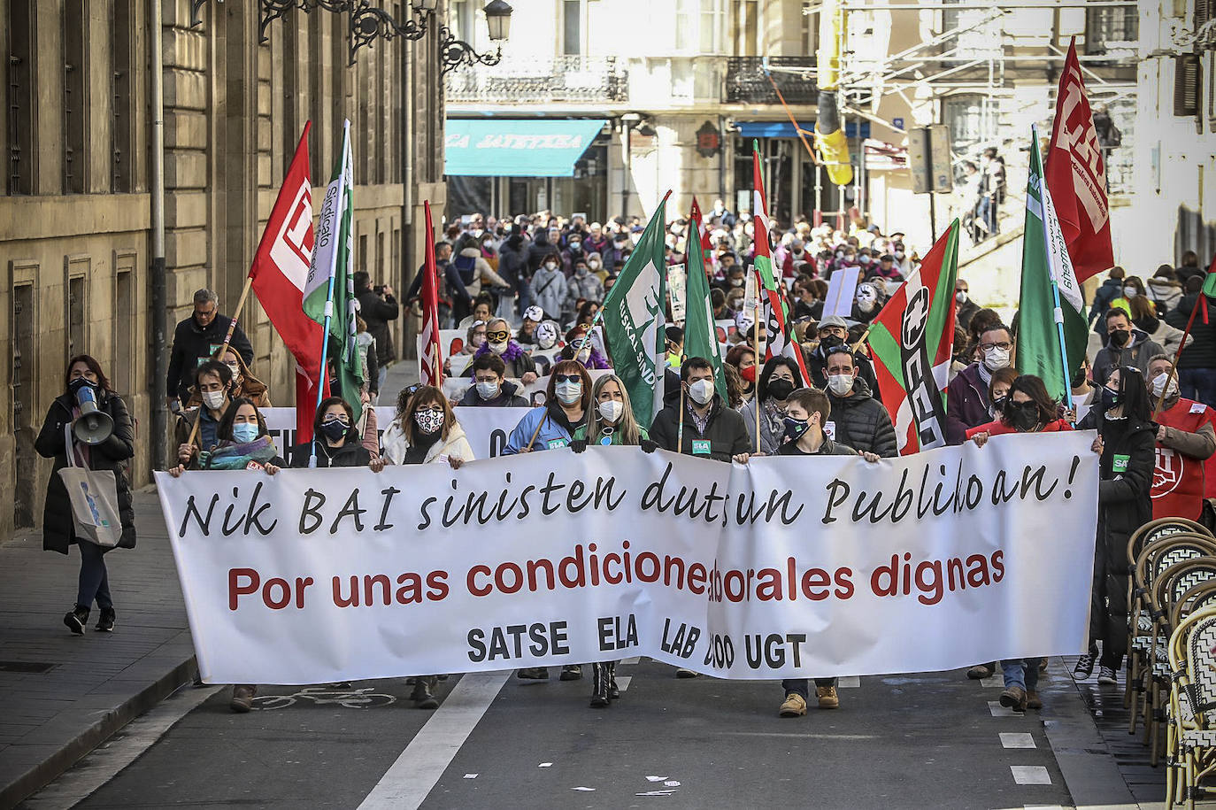 Fotos: Centenares de personas toman las calles de Vitoria para exigir más personal y mejoras estructurales en Osakidetza