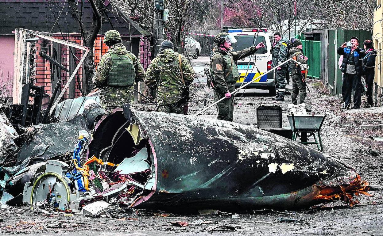 Soldados ucranianos aseguran una zona tras un ataque del Ejército ruso.