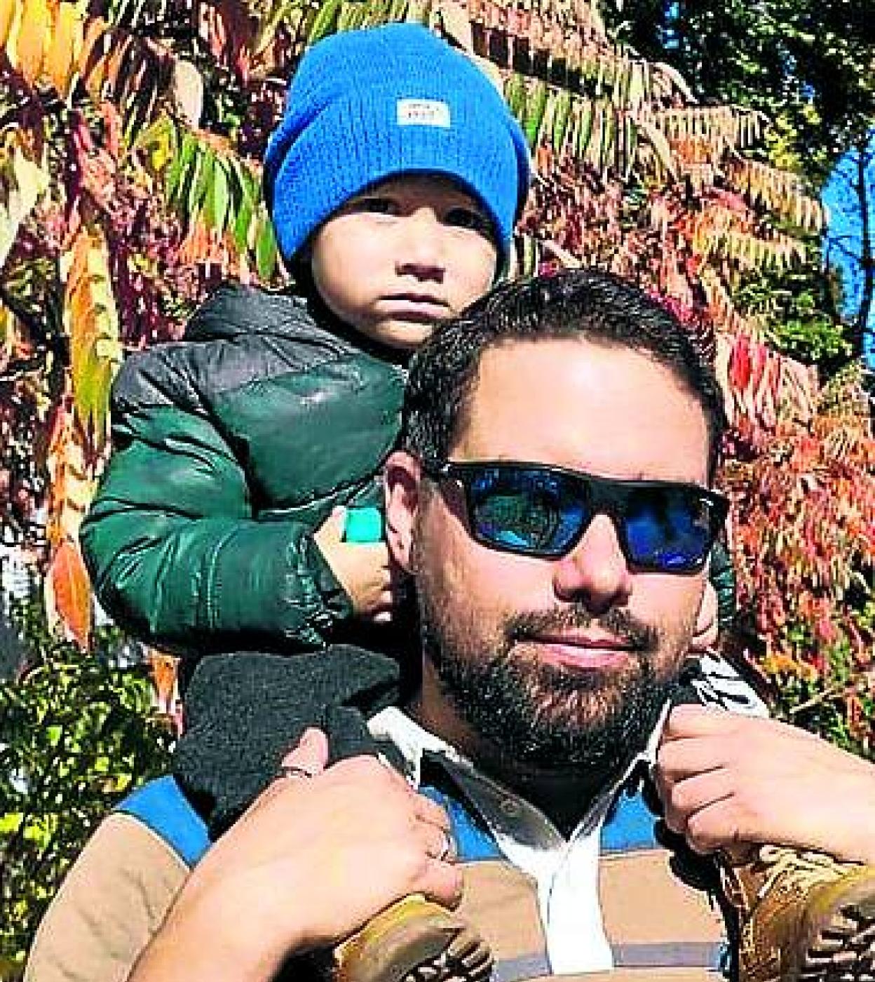 Javier con su hijo, en Kiev. 