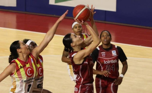 Belén Arrojo entra a canasta en el duelo de la temporada pasada entre Lointek Gernika y Zaragoza. 