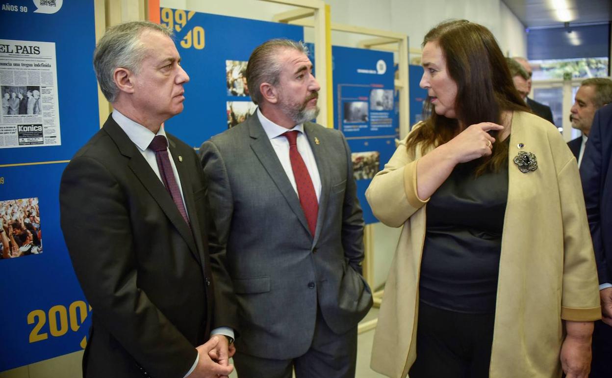 El lehendakari Iñigo Urkullu, con Miguel Ángel Folguera y Maite Araluce, de la AVT, en 2019.