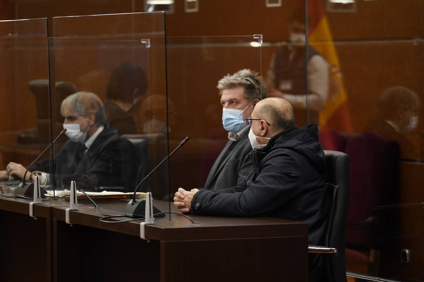 El acusado, el primero por la derecha, junto a su abogado defensor esta mañana en la Audiencia Provincial de Álava. 