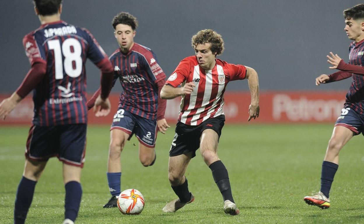 Artola, durante el partido ante el Extremadura disputado en Lezama. 