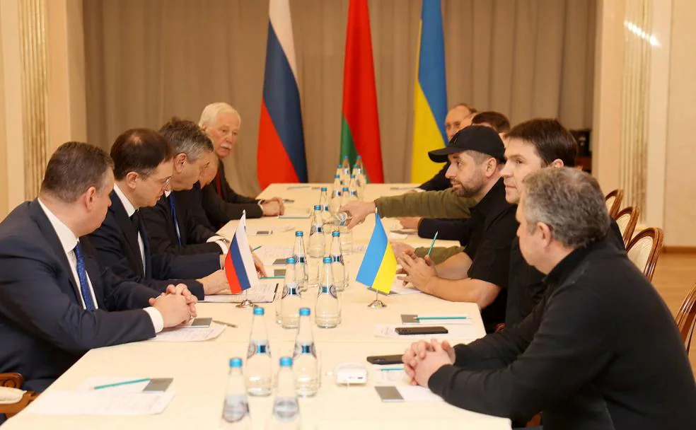 Una imagen de la reunión de este lunes entre las delegaciones rusa y ucraniana sobre un alto el fuego. 