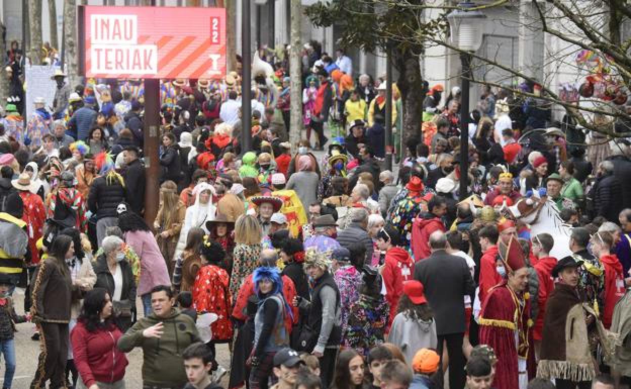 Tolosa recuperó ayer el ambiente habitual de Carnaval.