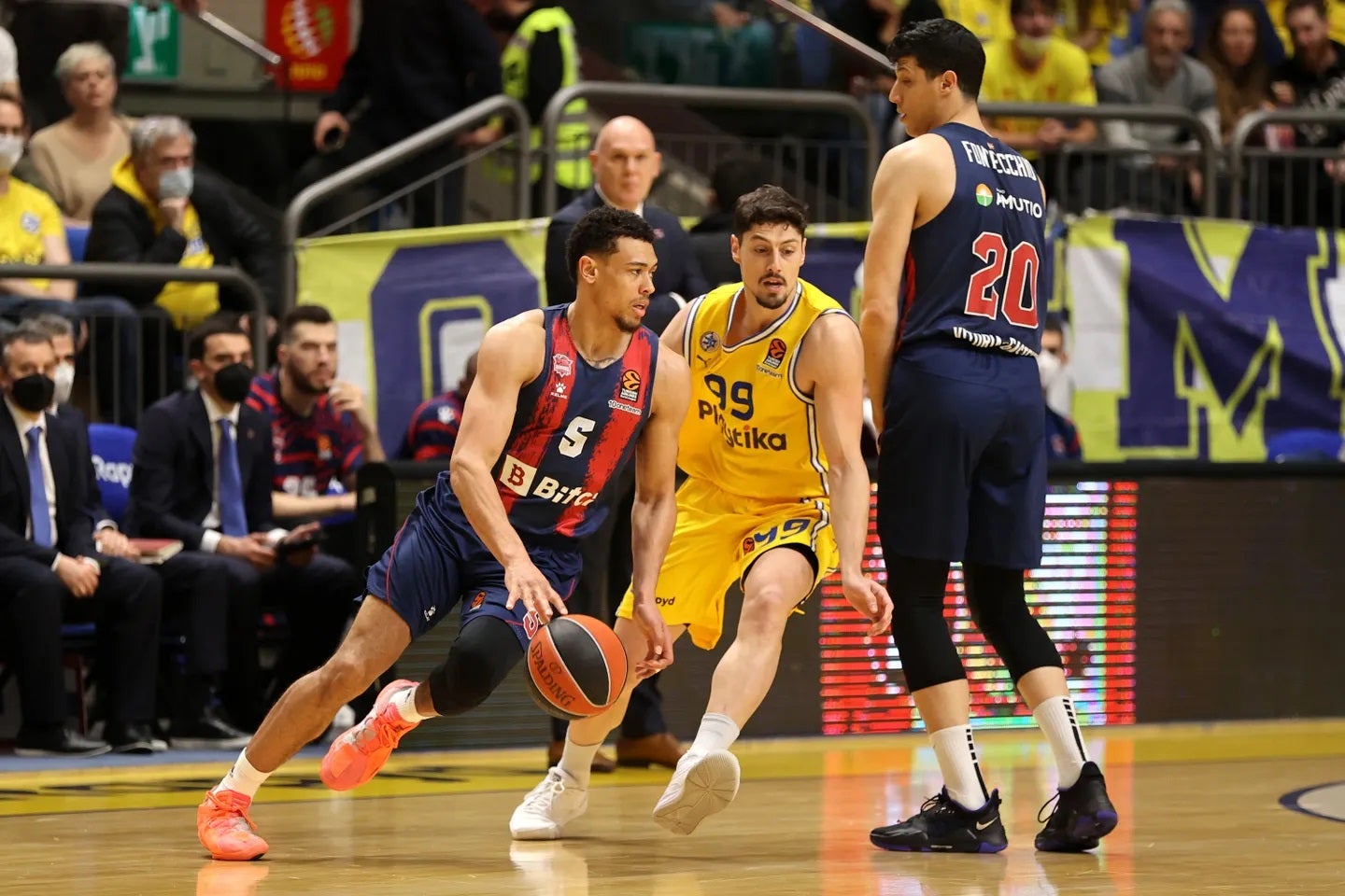 Fotos: Las mejores imágenes del Maccabi - Baskonia