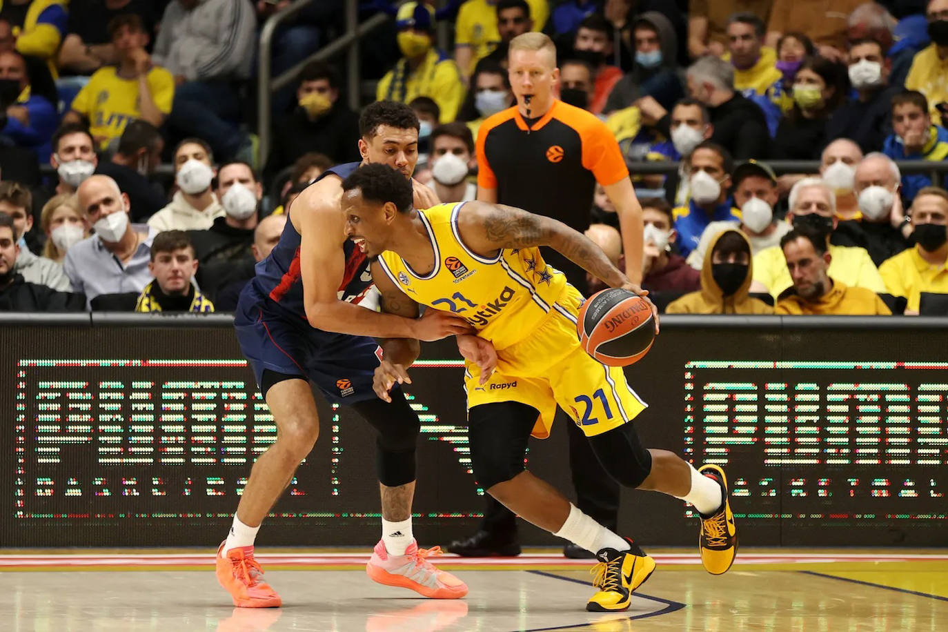 Fotos: Las mejores imágenes del Maccabi - Baskonia