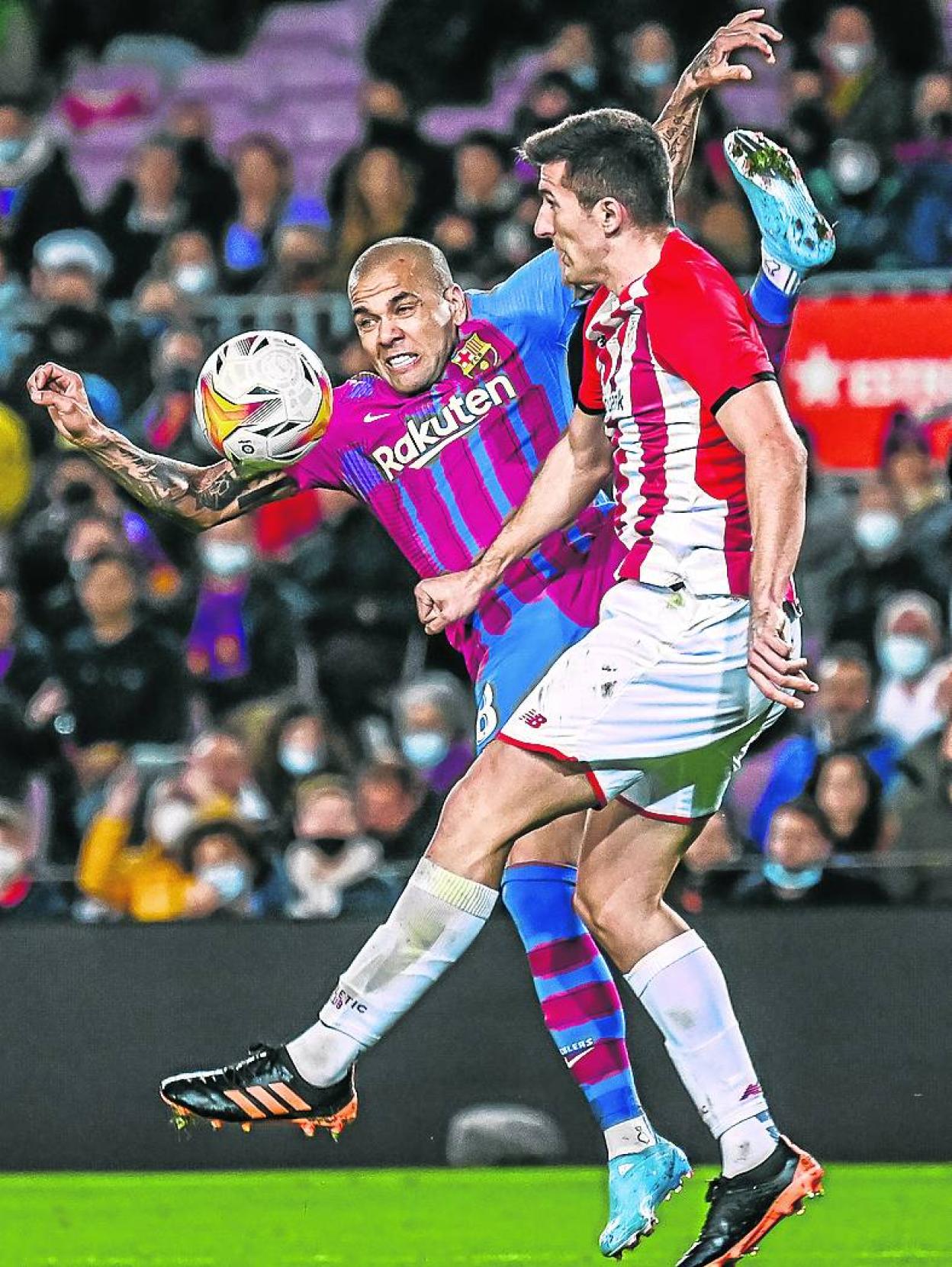 Dani Vivian pelea por un balón con el barcelonista Alves. 