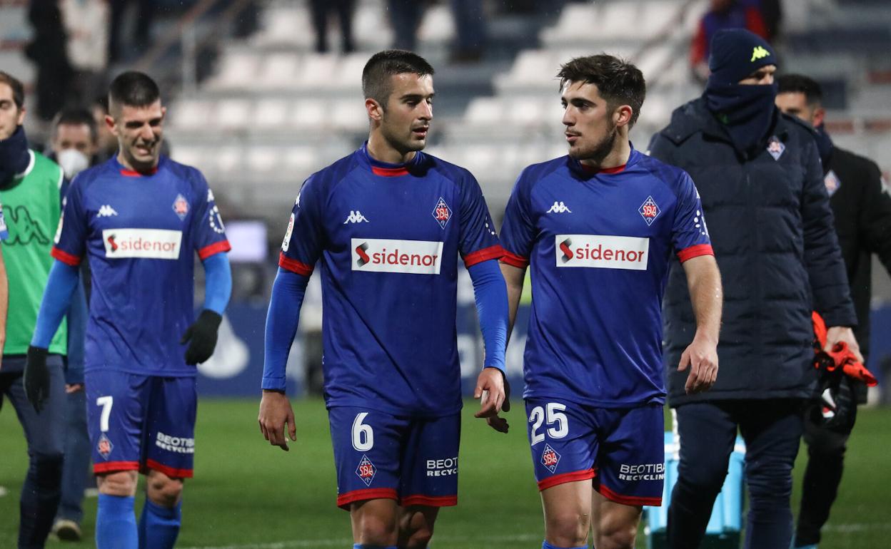 Unzueta, Bilbao y Larrazabal, al término de un partido en Lezama. 