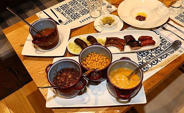 Platos de cocido en el Arkupe, un clásico en Vitoria