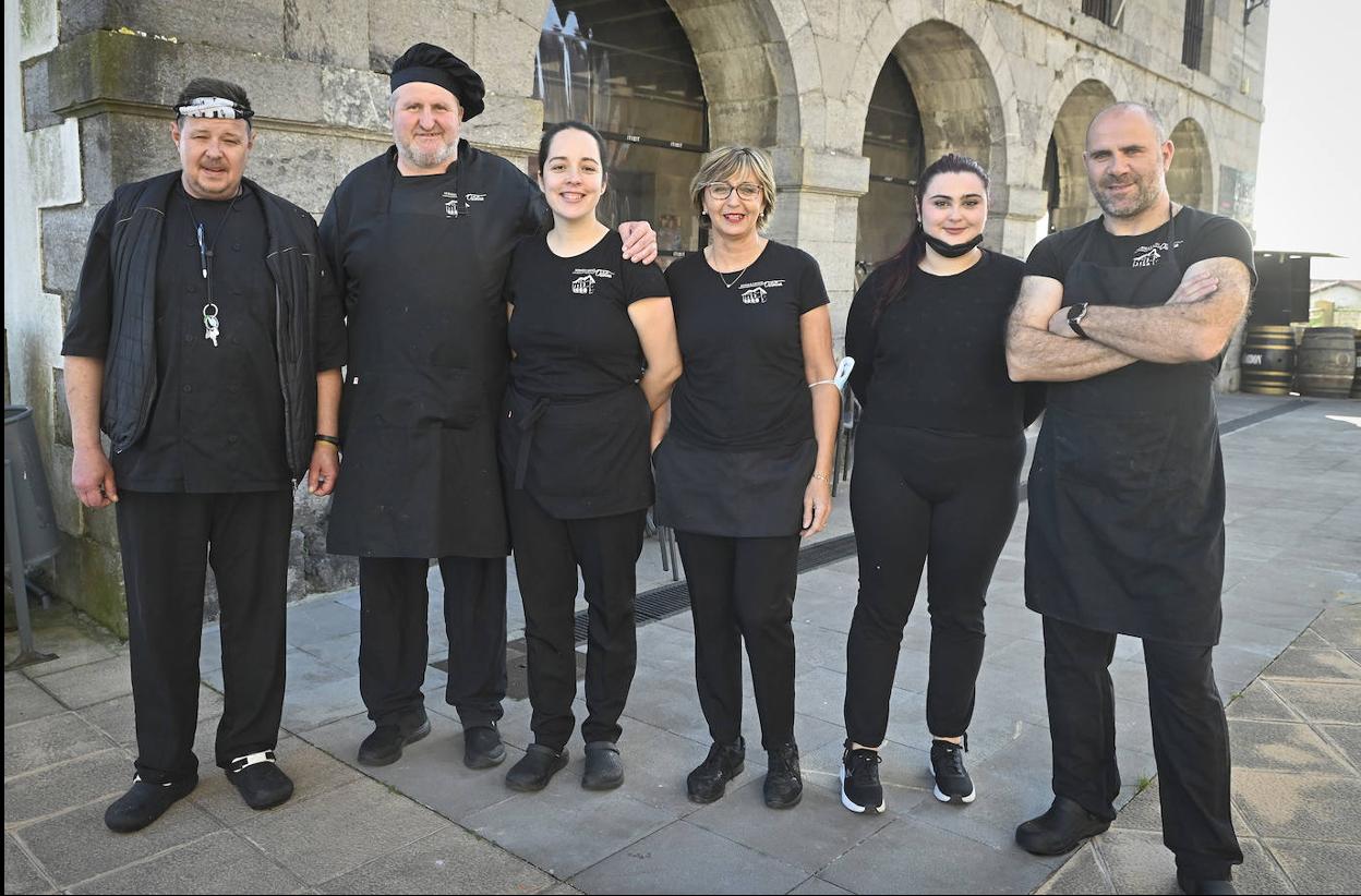 El equipo del Ostatu posa frente a los arcos del Ayuntamiento.