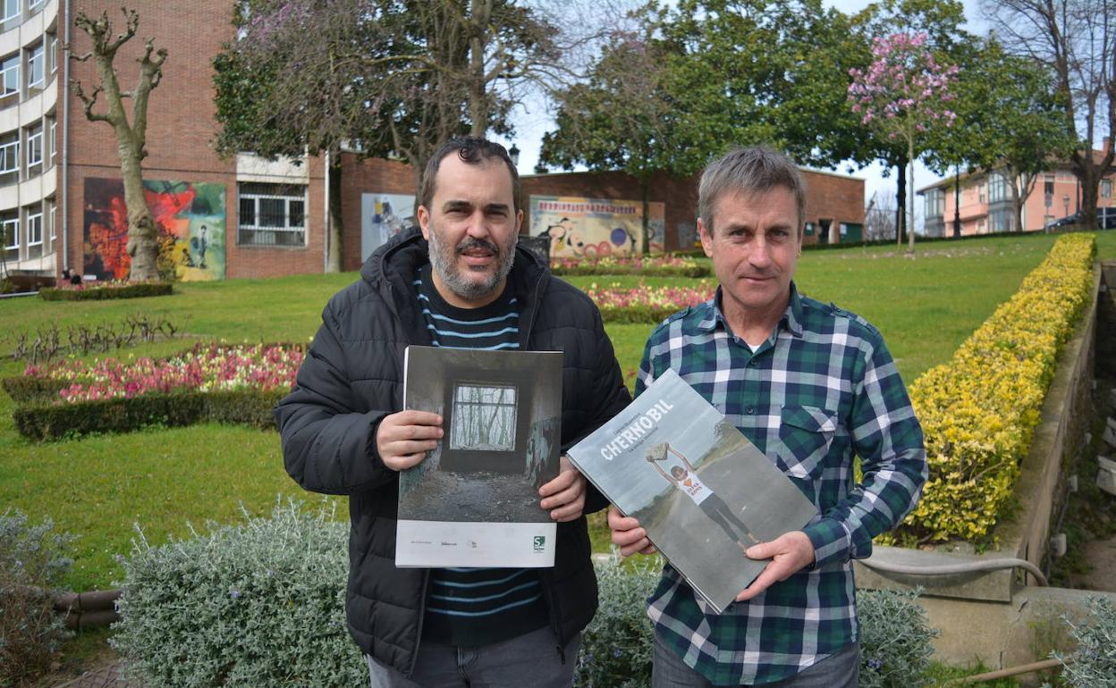 Edu Abad, concejal de Cultura de Sestao, e Iñaki Izquierdo, autor de 'Chernóbil, la amiga invisible'