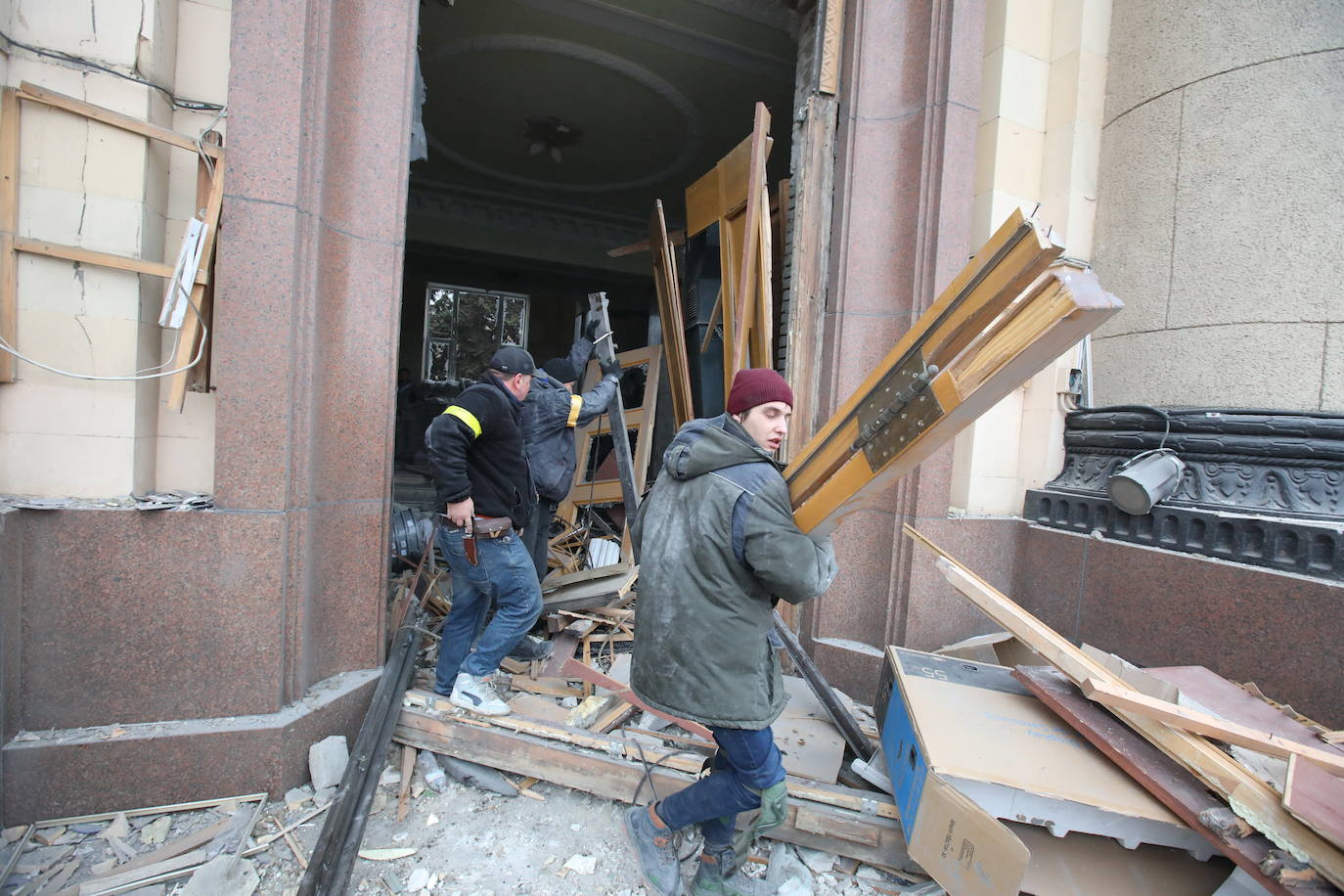 Fotos: &quot;Brutal&quot; ataque ruso en Járkov: un misil hace estallar un edificio del Gobierno